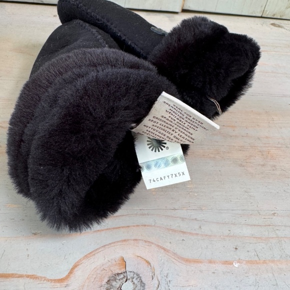 UGG  LOGO SUEDE AND SHEEPSKIN MITTENS - Picture 7 of 7